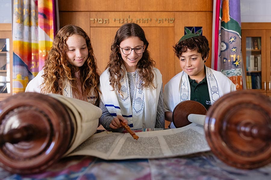 Shabbat Student reading from the Torah